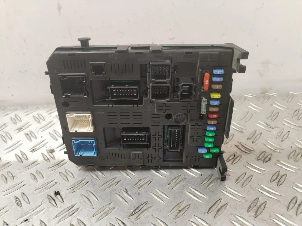 CAJA RELES / FUSIBLES 128162