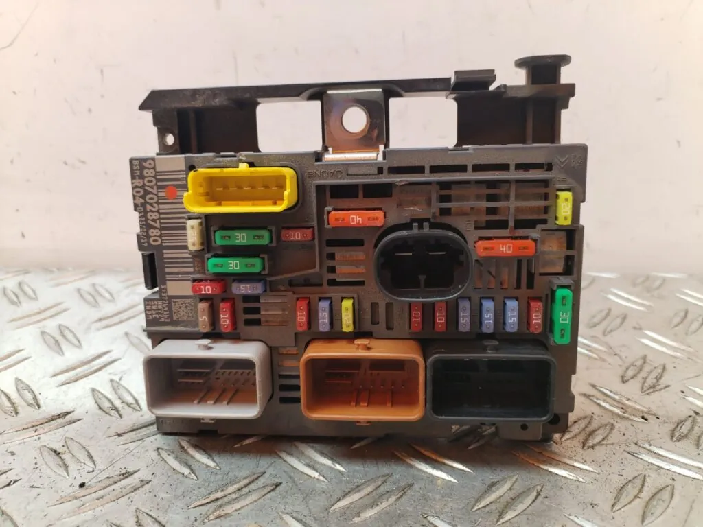 CAJA RELES / FUSIBLES 128110
