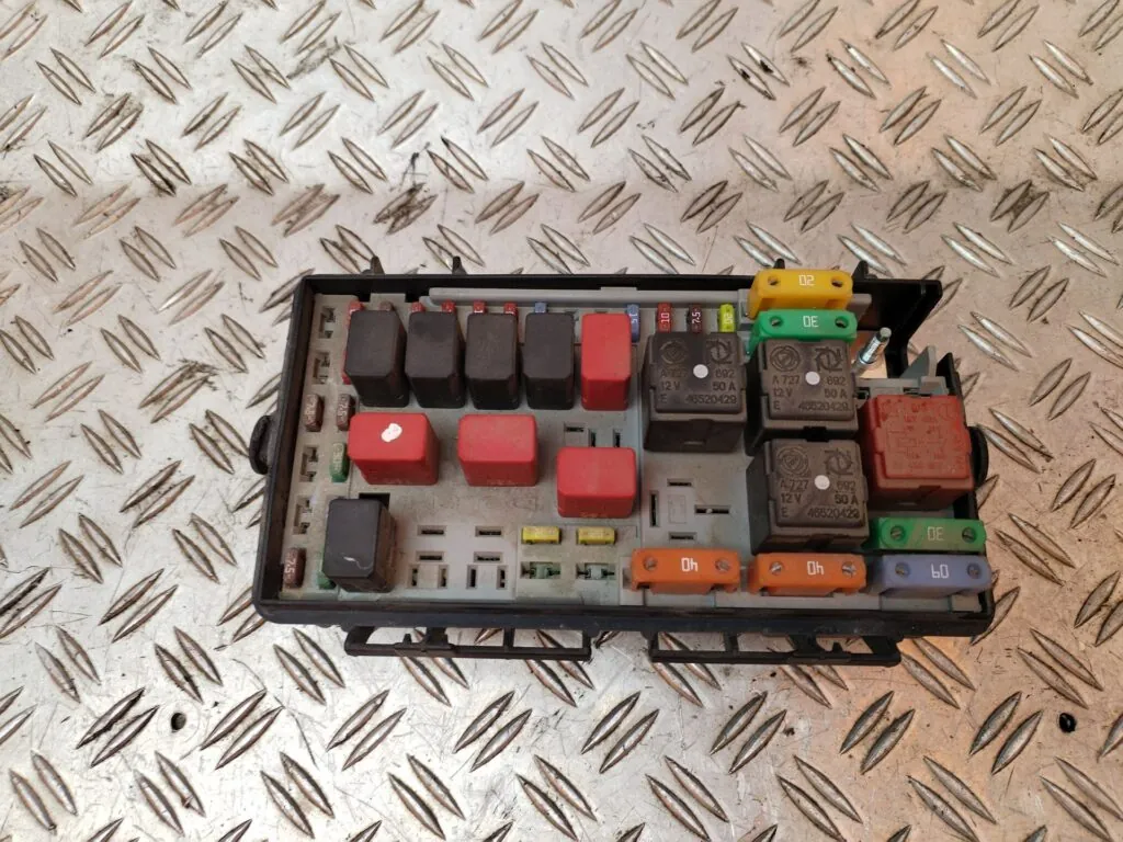 CAJA RELES / FUSIBLES 128480