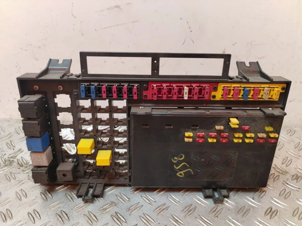 CAJA RELES / FUSIBLES 128935