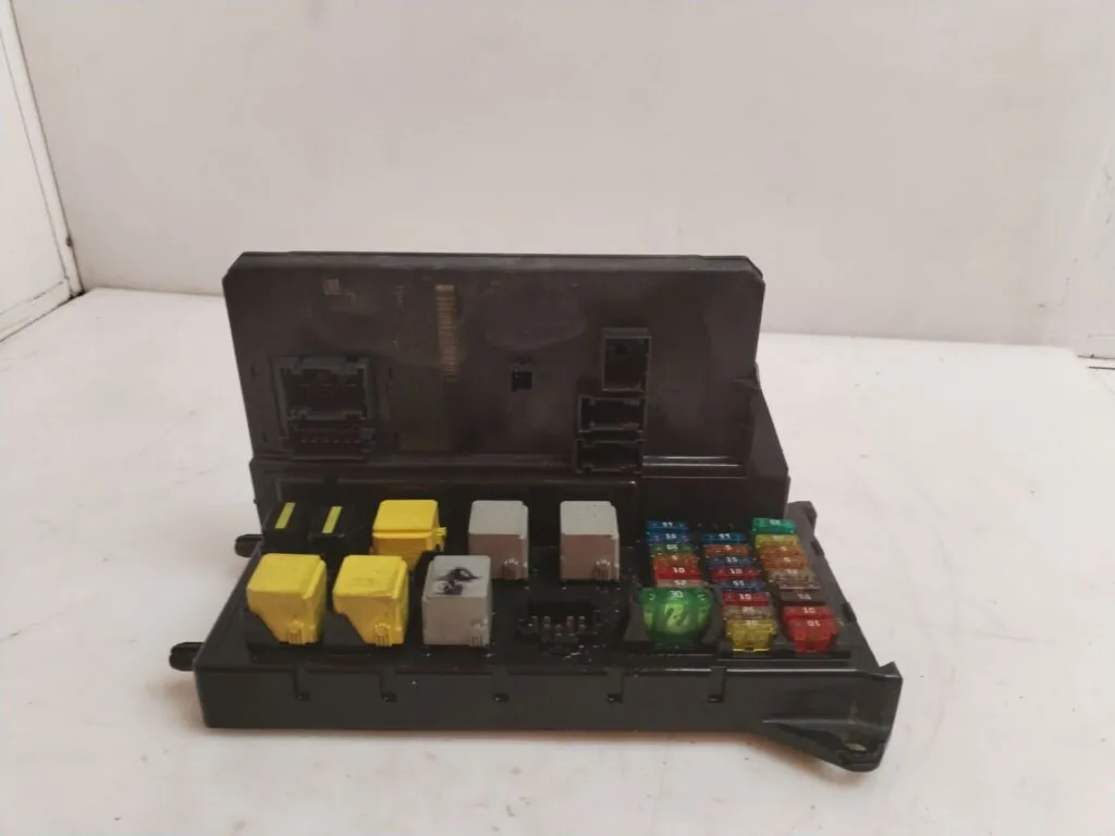 CAJA RELES / FUSIBLES 125364