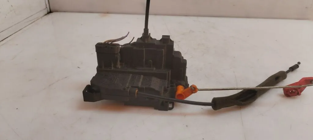 CERRADURA PUERTA DELANTERA IZQUIERDA 125779
