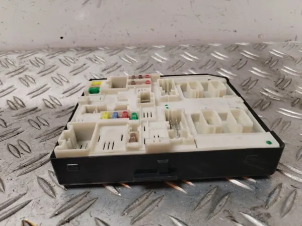 CAJA RELES / FUSIBLES 127484