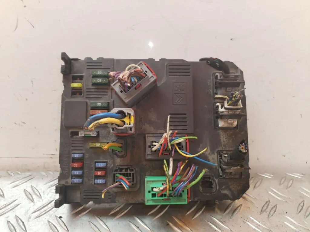 CAJA RELES / FUSIBLES 126994