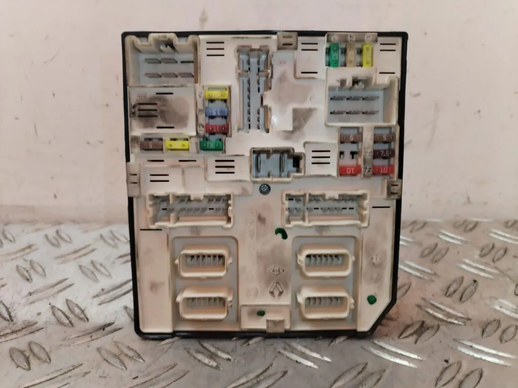 CAJA RELES / FUSIBLES 128662