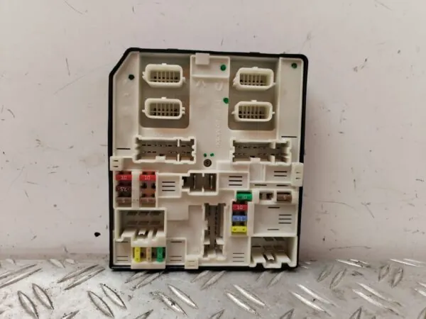 CAJA RELES / FUSIBLES 127484