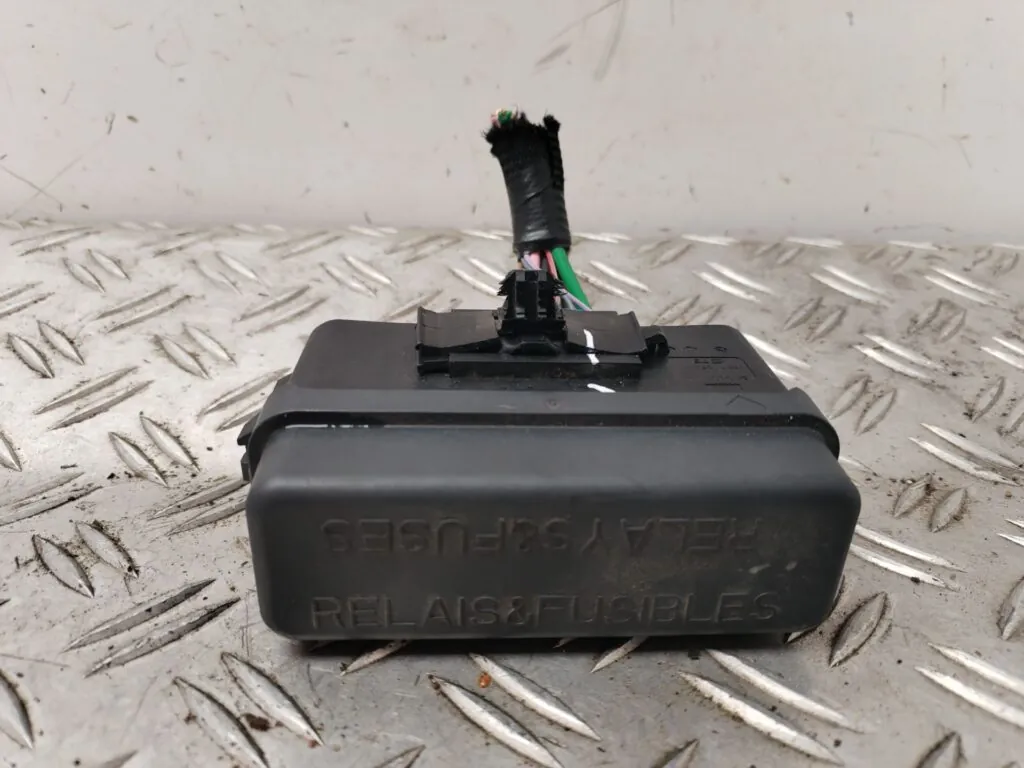 CAJA RELES / FUSIBLES 127443