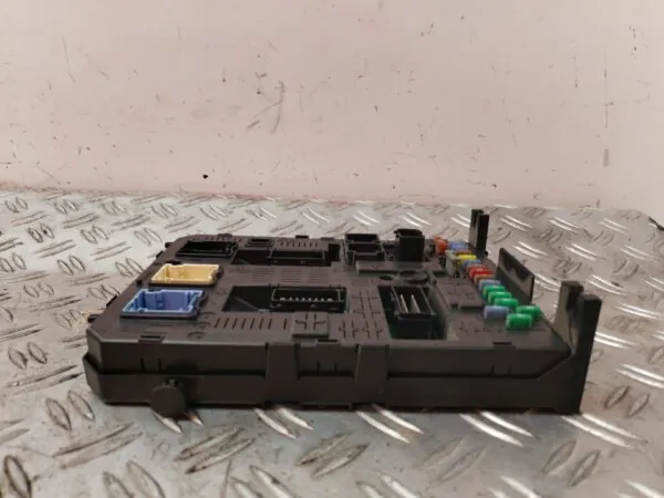 CAJA RELES / FUSIBLES 127505