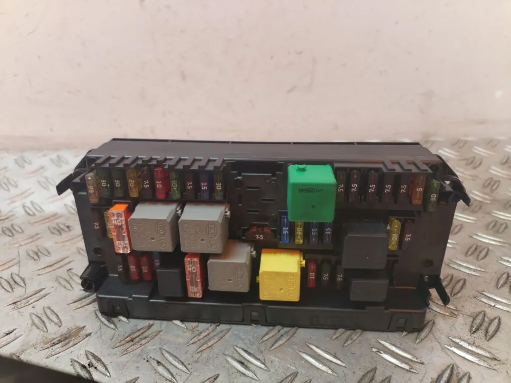 CAJA RELES / FUSIBLES 128412
