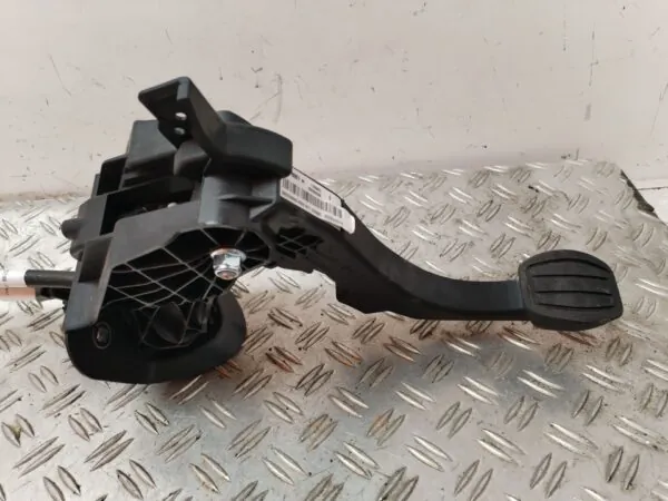 PEDAL EMBRAGUE 127412