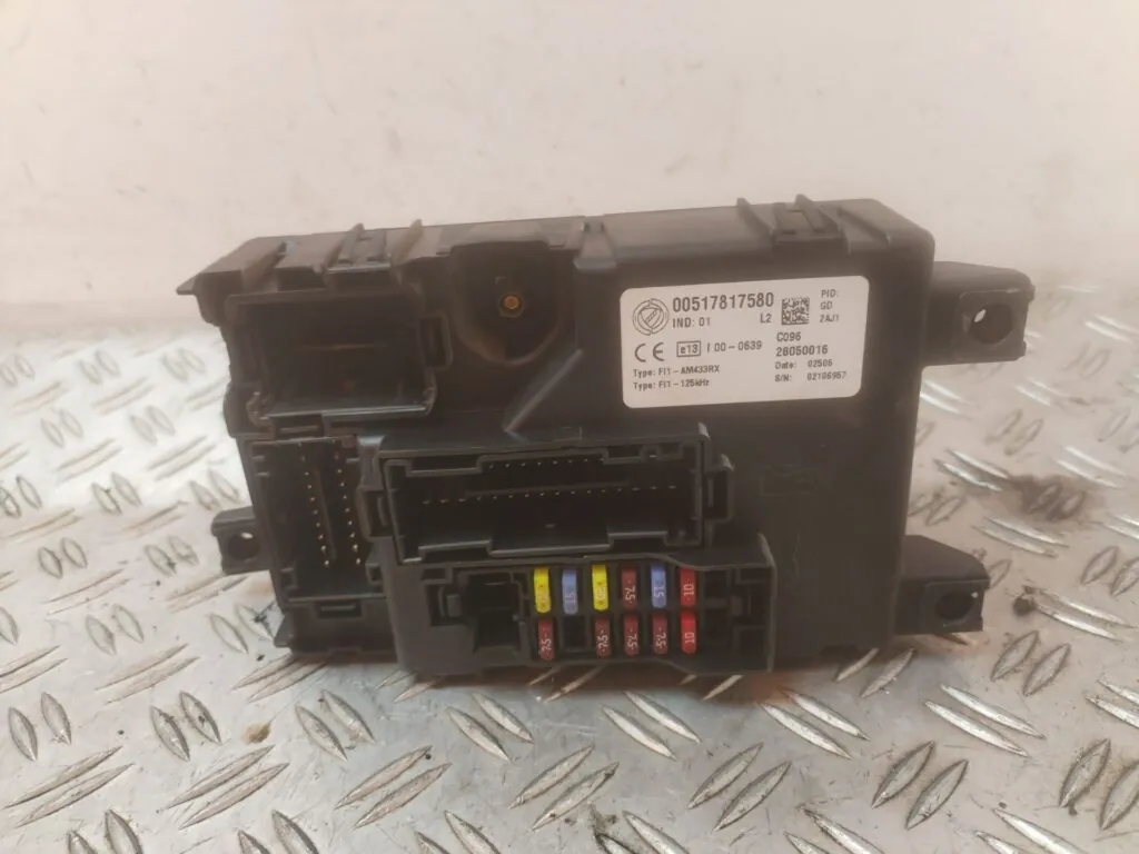 CAJA RELES / FUSIBLES 128531