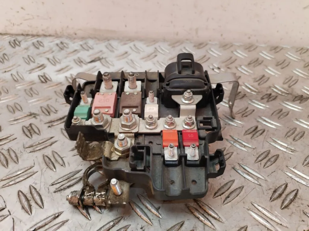 CAJA RELES / FUSIBLES 128690