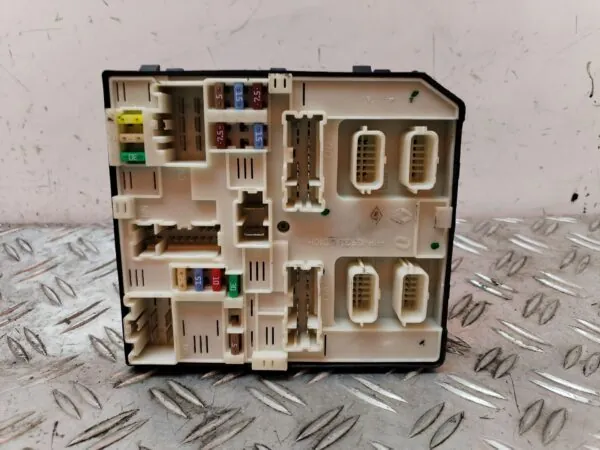 CAJA RELES / FUSIBLES 127692