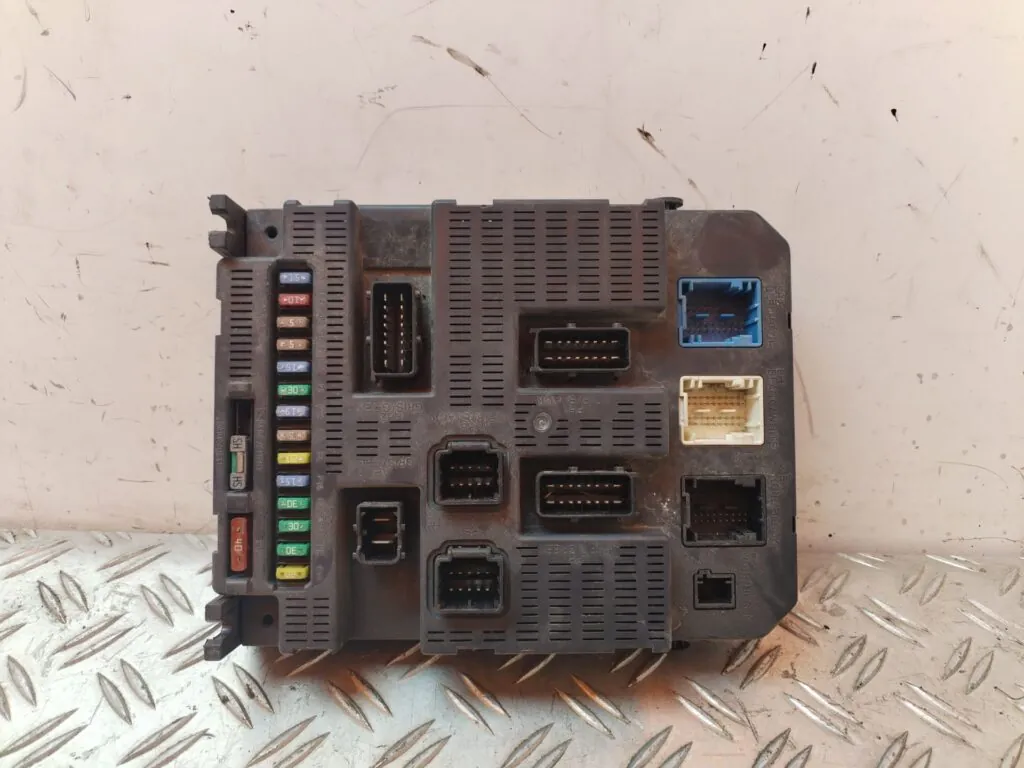 CAJA RELES / FUSIBLES 129720
