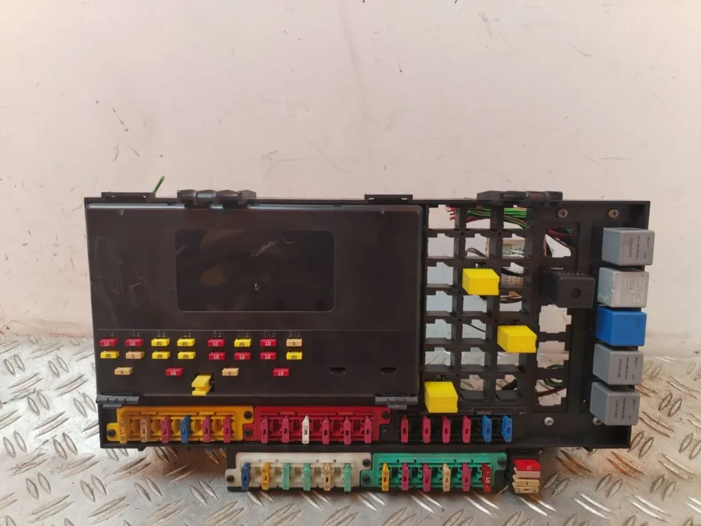 CAJA RELES / FUSIBLES 129250