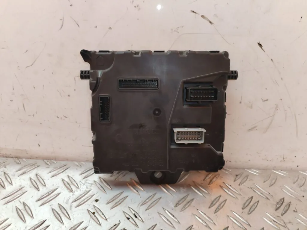 CAJA RELES / FUSIBLES 130098