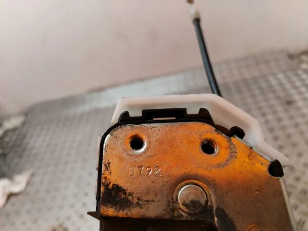 CERRADURA PUERTA DELANTERA DERECHA 129999