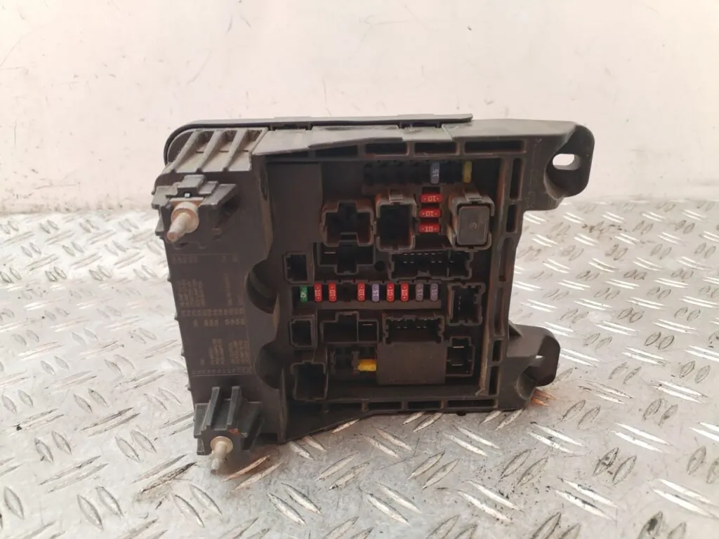 CAJA RELES / FUSIBLES 130441