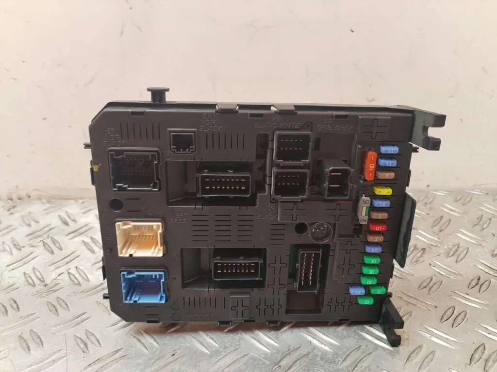 CAJA RELES / FUSIBLES 130317