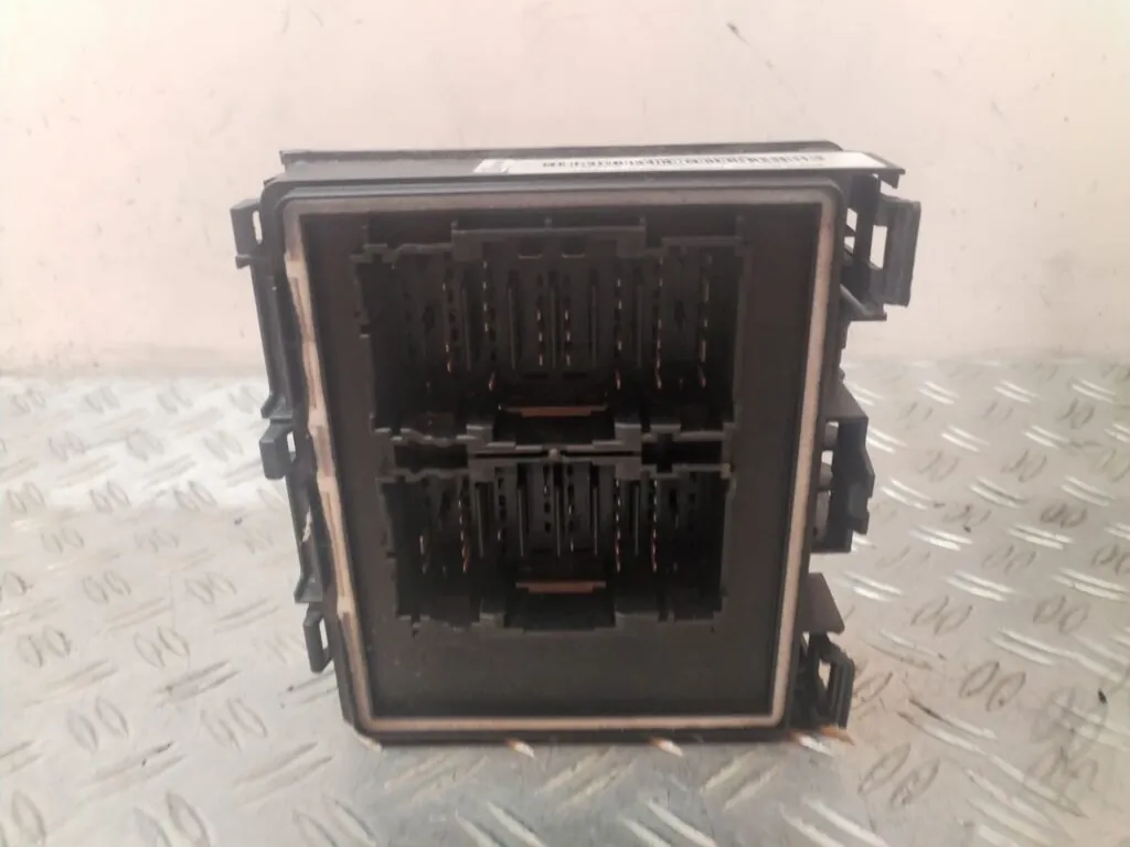 CAJA RELES / FUSIBLES 129434