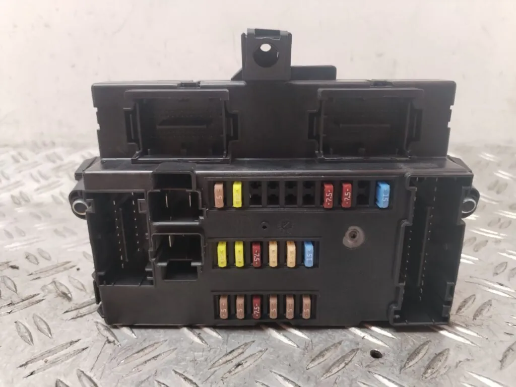CAJA RELES / FUSIBLES 130595