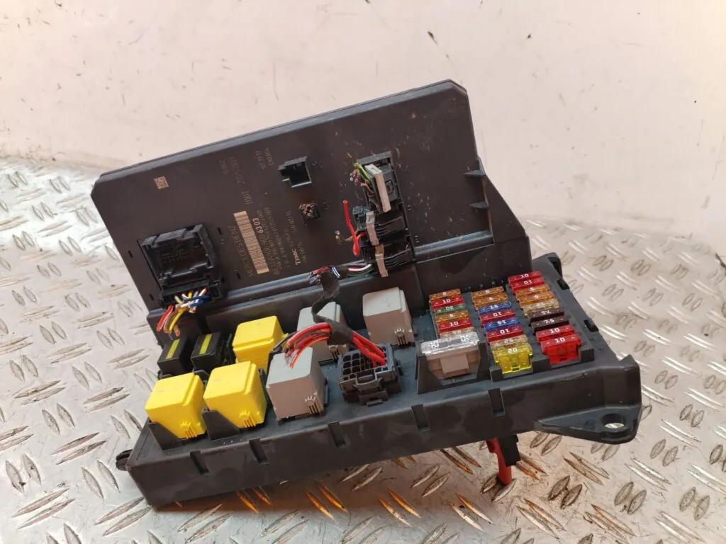 CAJA RELES / FUSIBLES 129949