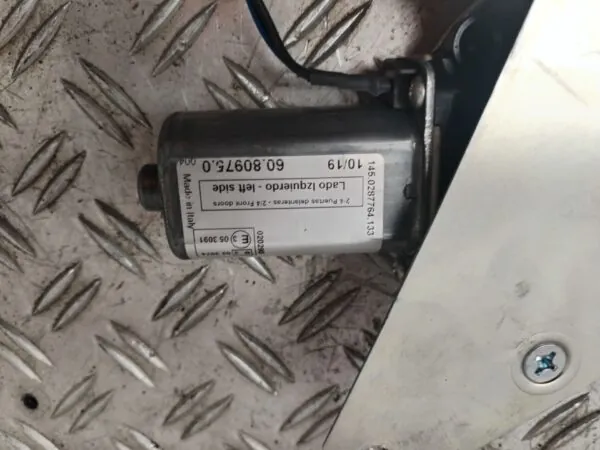 ELEVALUNAS DELANTERO DERECHO 129201