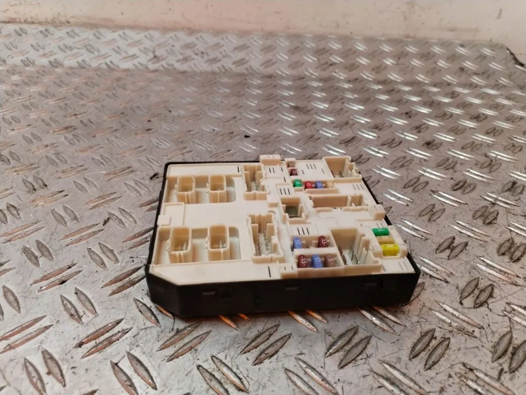 CAJA RELES / FUSIBLES 130190