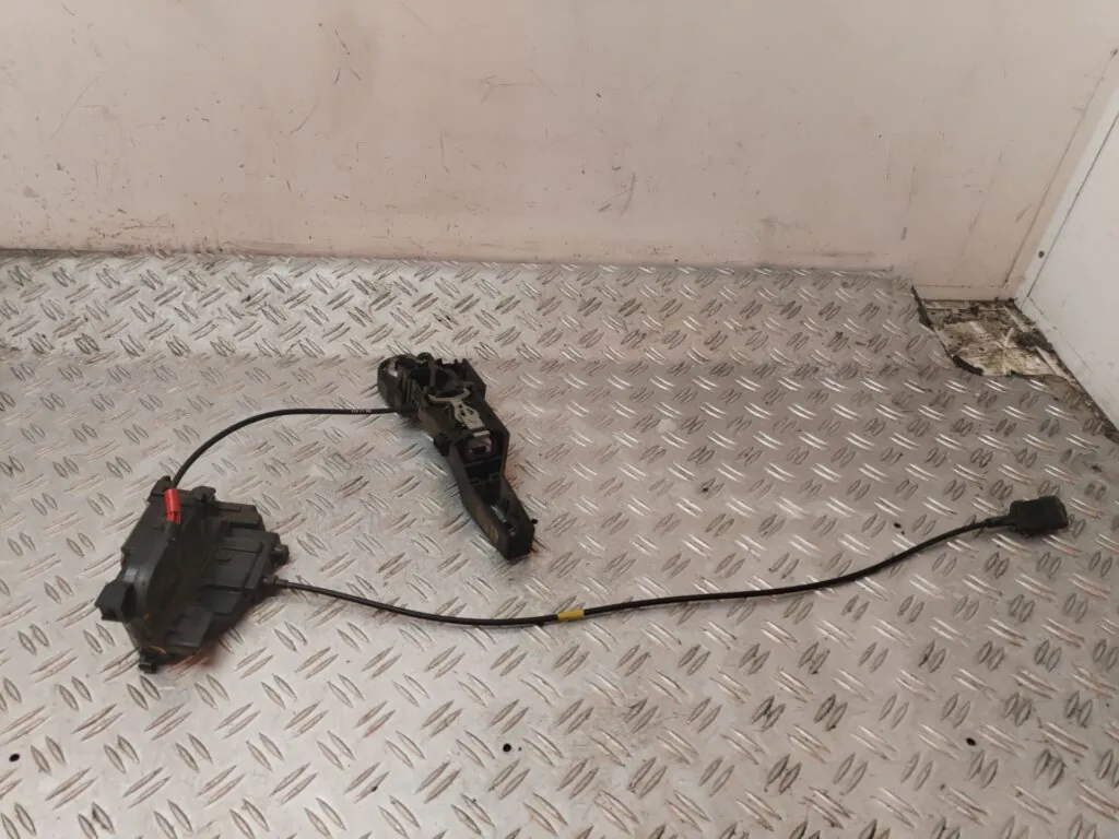 CERRADURA PUERTA DELANTERA DERECHA 130290
