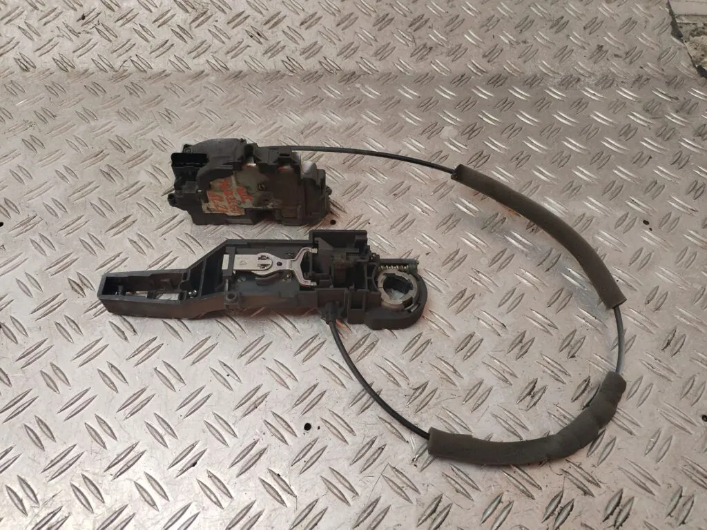 CERRADURA PUERTA LATERAL DERECHA 130281