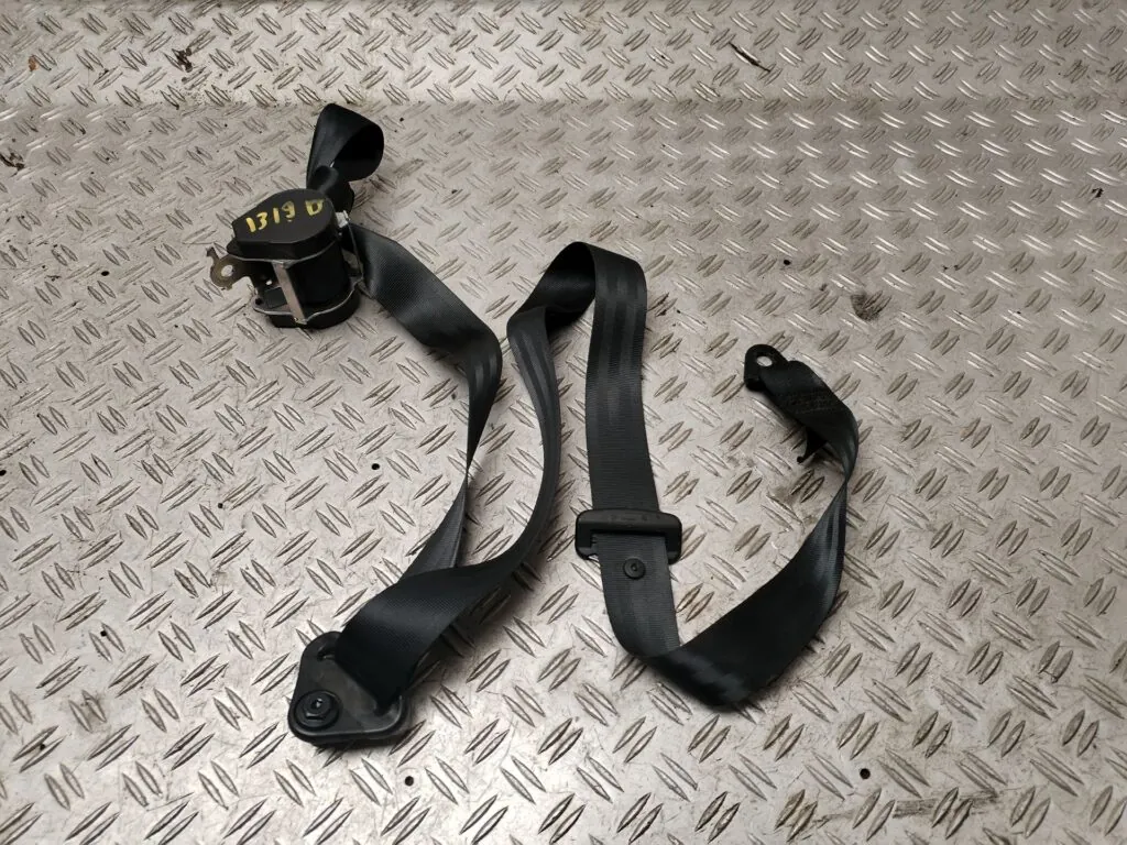 CINTURON SEGURIDAD DELANTERO DERECHO 131177