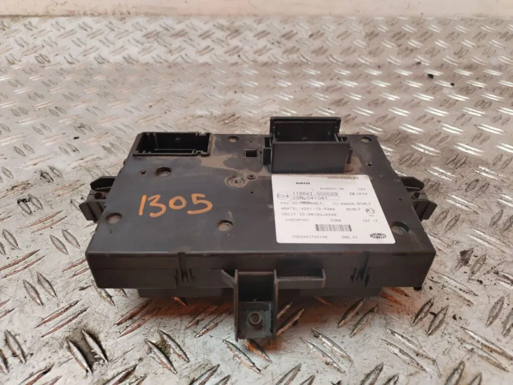 CAJA RELES / FUSIBLES 130394