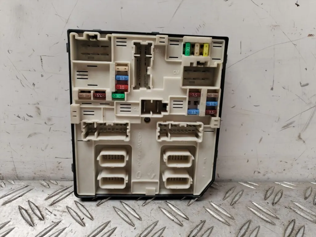 CAJA RELES / FUSIBLES 131054