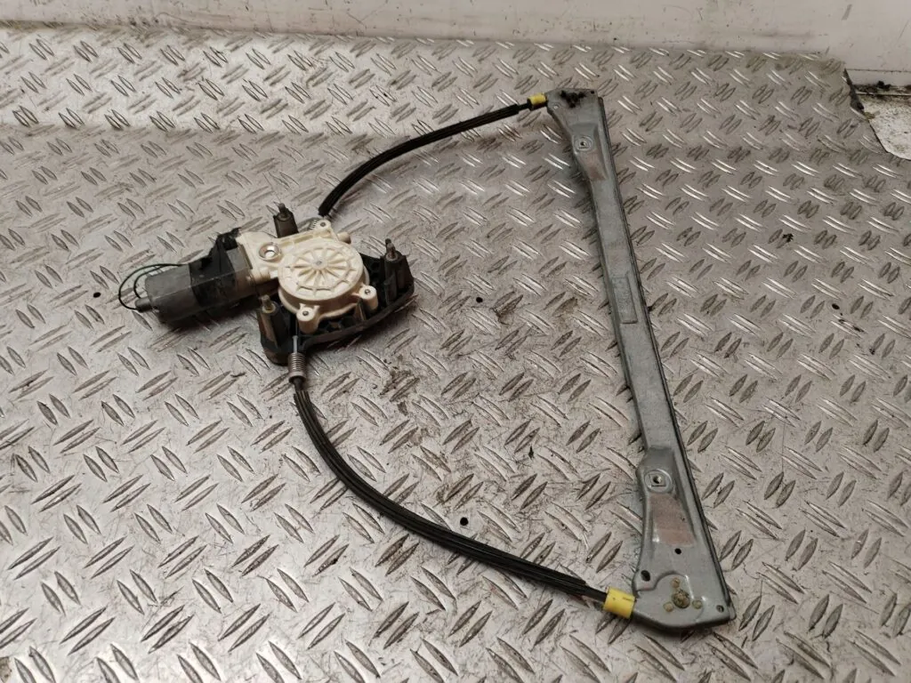 ELEVALUNAS DELANTERO IZQUIERDO 130857