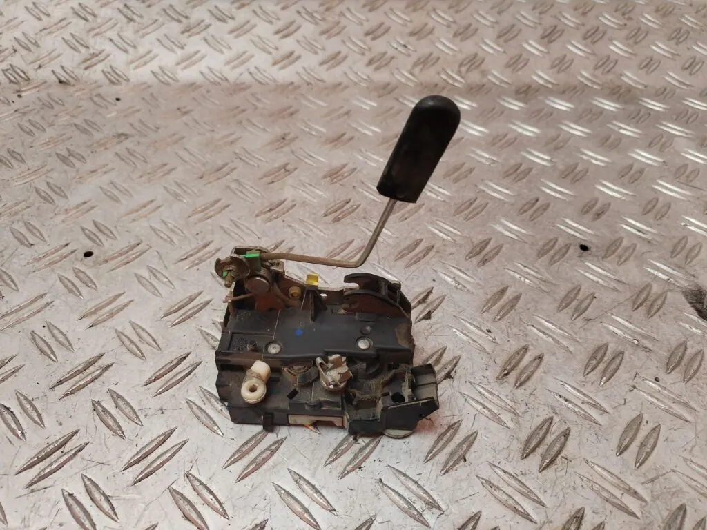 CERRADURA PUERTA DELANTERA DERECHA 131132