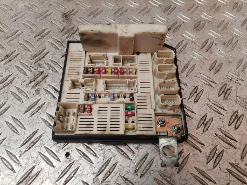 CAJA RELES / FUSIBLES 130729