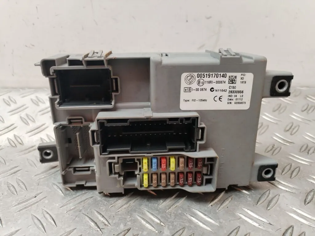 CAJA RELES / FUSIBLES 131332