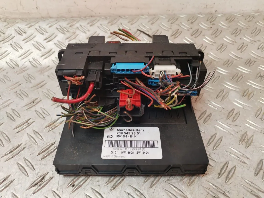 CAJA RELES / FUSIBLES 131153