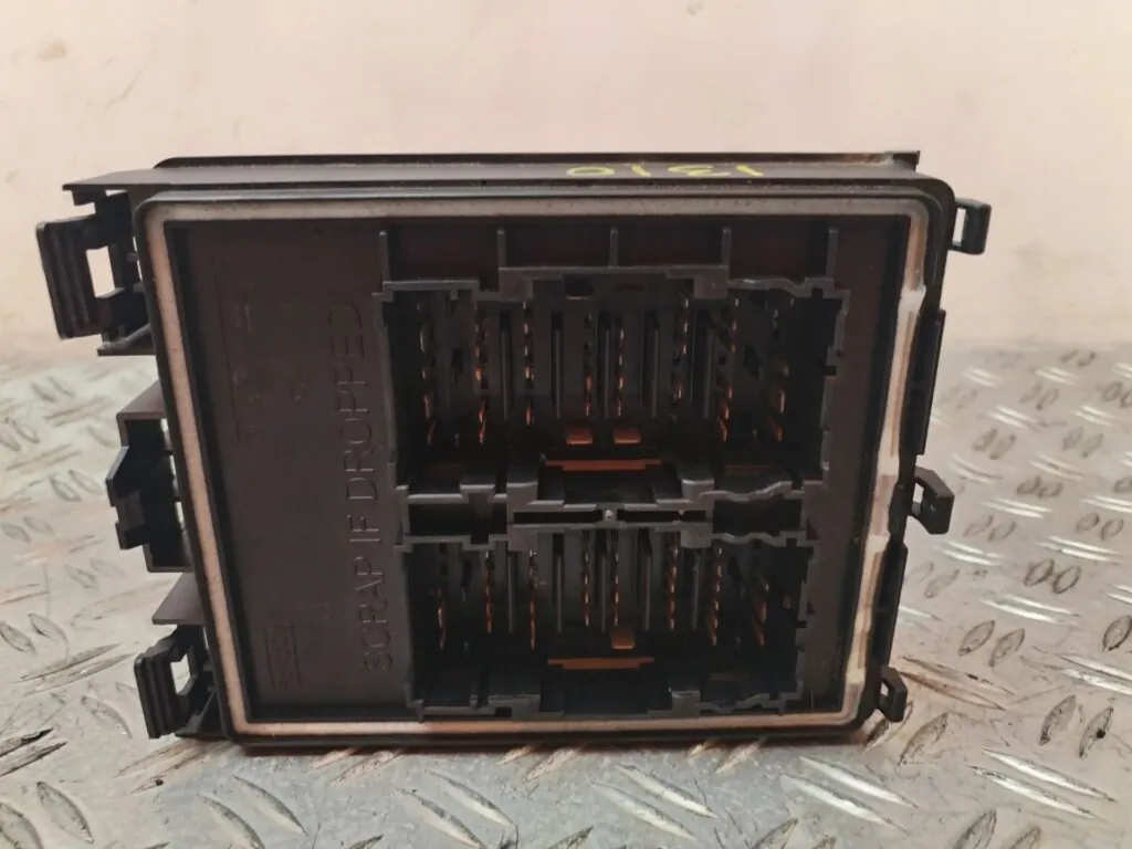 CAJA RELES / FUSIBLES 130678